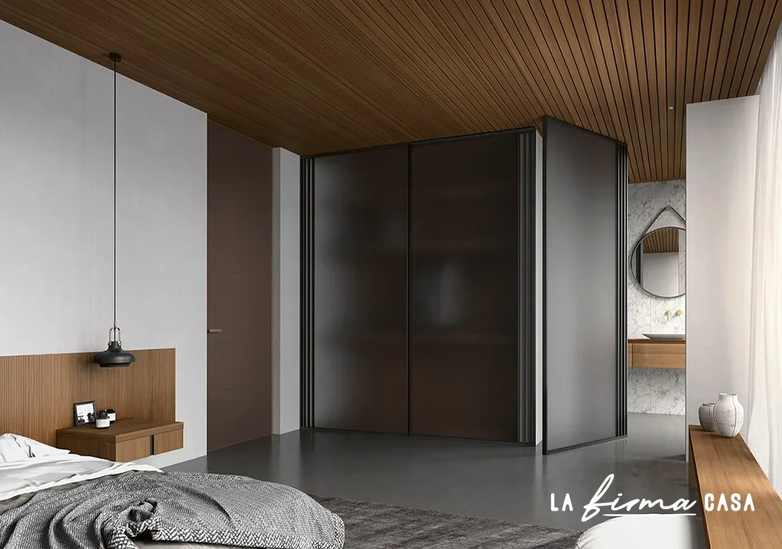 Folding door under a slatted timber ceiling by Barausse in Canada